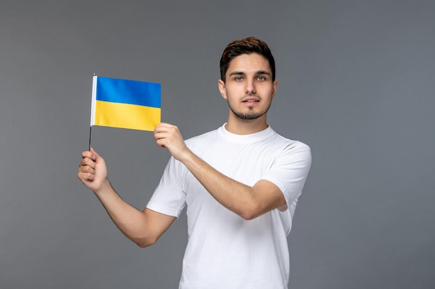 無料写真 ウクライナロシアの紛争は、ウクライナの勝利を誇りに思っている白いシャツを着た勇敢なかわいいハンサムな男