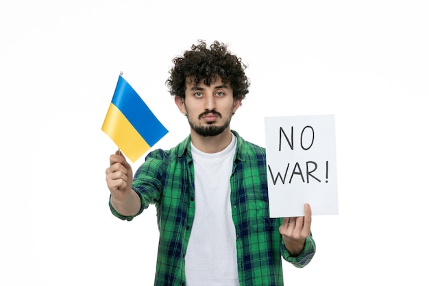 ウクライナロシア紛争戦争の兆候を持たない緑のシャツのかわいい若いブルネットの男ウクライナの旗