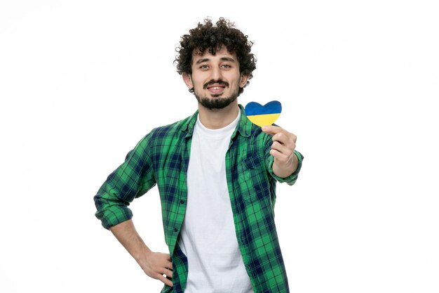 우크라이나 러시아 충돌 녹색 셔츠에 귀여운 젊은 남자가 마음을 주는 우크라이나어 마음을 들고