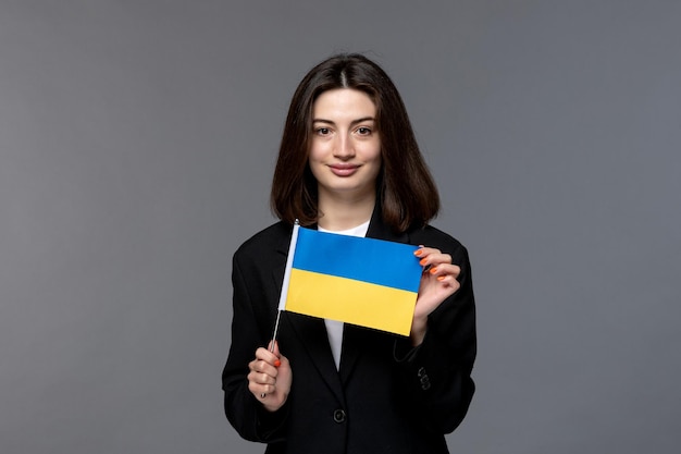 ウクライナロシアの紛争黒髪かわいい若い女性ウクライナを誇りに思っている黒のブレザー
