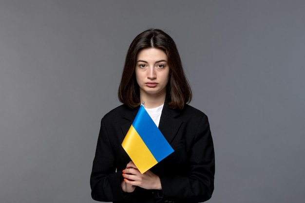 Ucraina conflitto russo capelli scuri giovane donna carina in giacca nera sconvolta e piangente