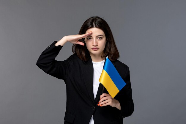 우크라이나 러시아 충돌 우크라이나를 위해 봉사하는 검은 블레이저에 화려한 젊은 검은 머리 여자