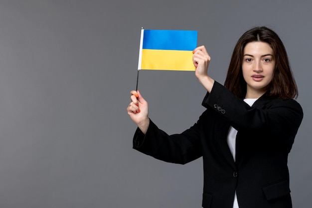 우크라이나 러시아 충돌 우크라이나 국기를 흔들며 검은 블레이저에 화려한 젊은 검은 머리 여자