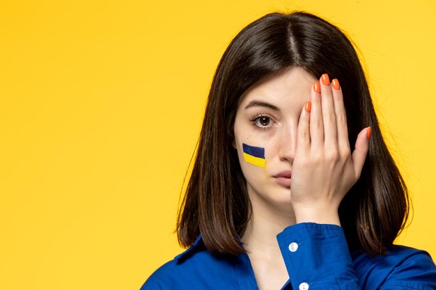 Украина русский конфликт молодая красивая девушка в синей рубашке желтом фоне крупным планом