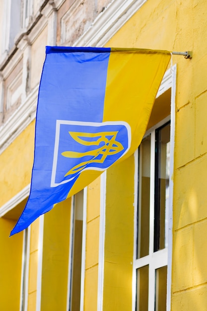 Украинский флаг на здании