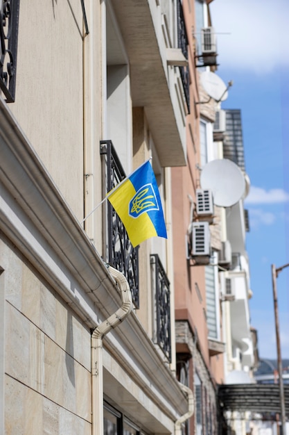 Foto gratuita bandiera ucraina su un edificio