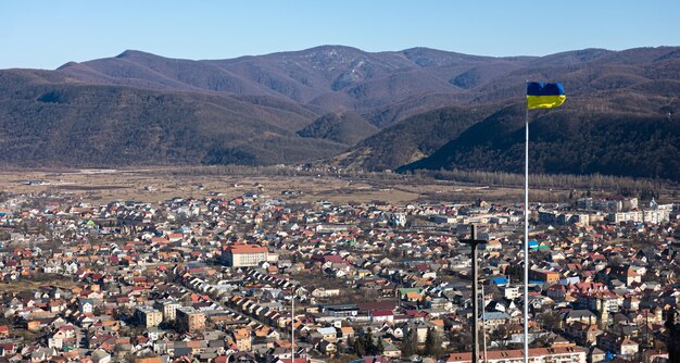 ウクライナの旗と山の背景に十字架