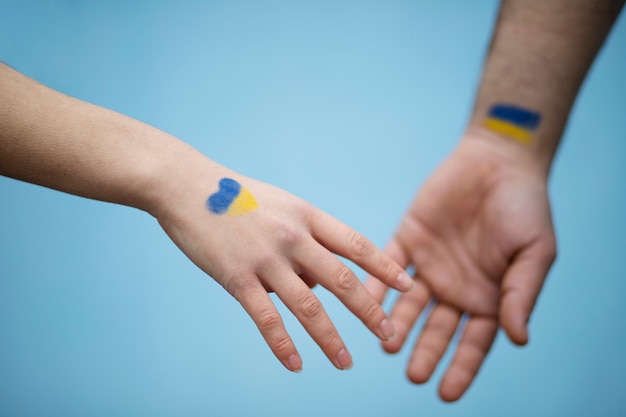 手にウクライナの旗