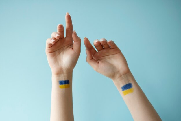 Украинские флаги на запястьях.