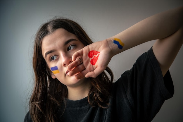Украинская девушка с разбитым сердцем, нарисованная на руке боль за украину