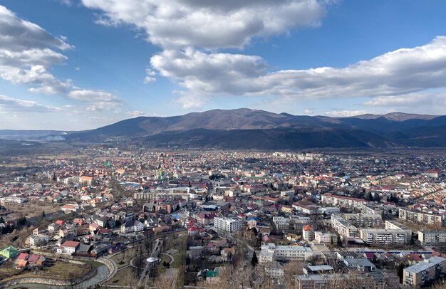 Città ucraina vicino al paesaggio delle montagne nella giornata di sole