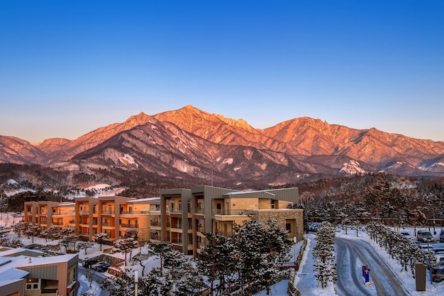 Foto gratuita ulsan bawi rock nelle montagne di seoraksan in inverno, corea del sud.