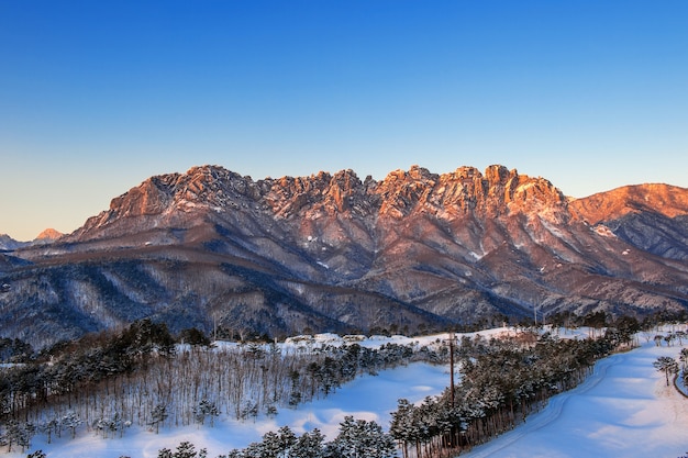 韓国、冬の雪岳山の蔚山バウィ岩