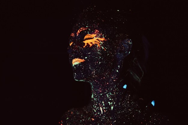 紫外線メイク。蛍光粉で描かれた少女の肖像画。ハロウィーンのコンセプト。