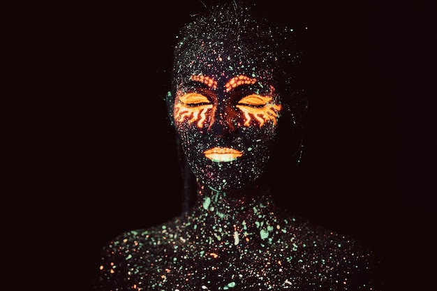 Ультрафиолетовый макияж. Портрет девушки, нарисованный флуоресцентной пудрой. Концепция Хэллоуина.