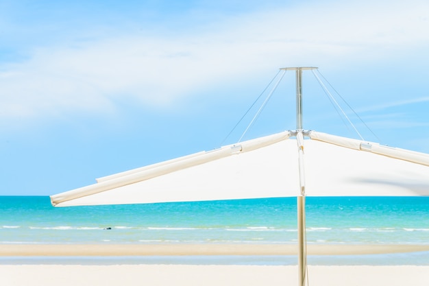 무료 사진 우산과 해변의 자