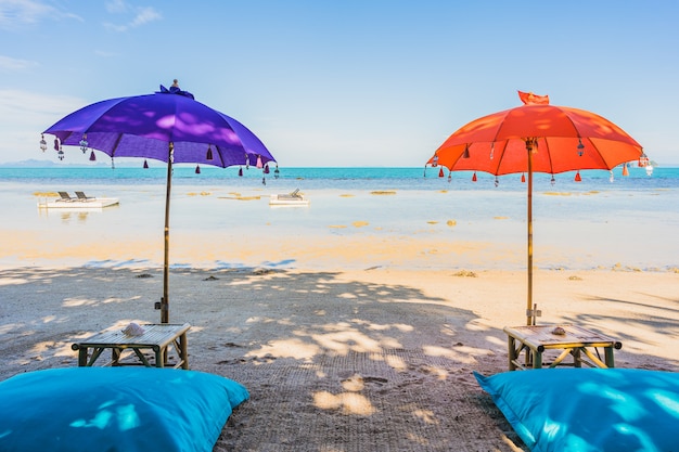 Зонт вокруг прекрасного пляжа, морского океана для отдыха, отпуска, путешествия