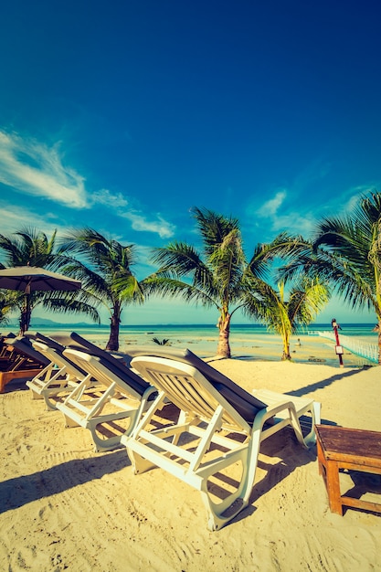 Foto gratuita ombrello e sedia in spiaggia e mare per viaggi e vacanze