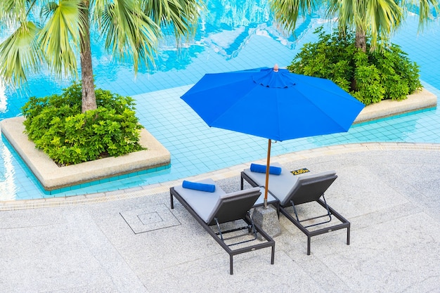 호텔 리조트의 야외 수영장 주변의 우산과 의자