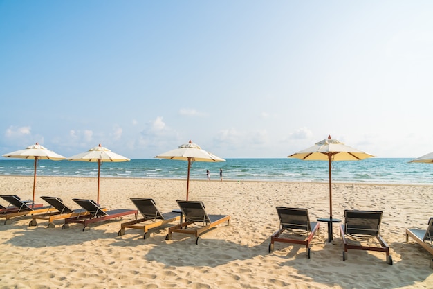 傘とビーチと海の上の椅子