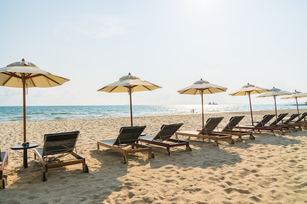 Зонт и кресло на пляже и море