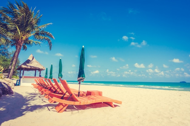 Foto gratuita ombrellone e sedia sulla spiaggia