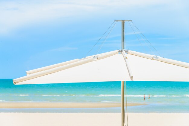 Foto gratuita ombrellone e sedia sulla spiaggia