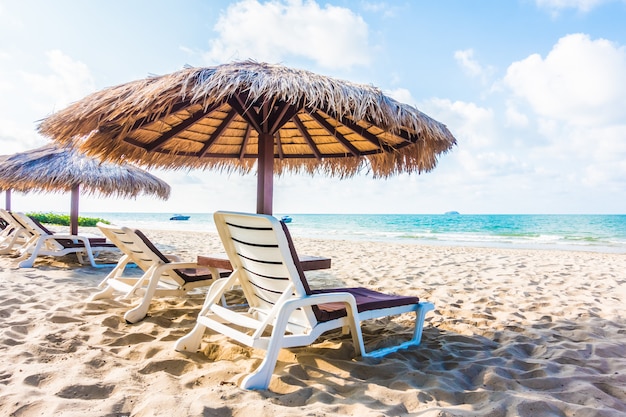 Ombrello e sedia sulla spiaggia