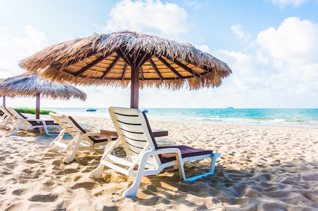 Зонтик и кресло на пляже