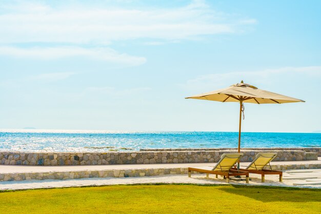 Foto gratuita ombrellone e sedia con vista mare