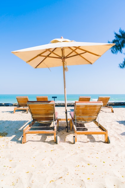 Piscina ombrellone e sedia sulla spiaggia