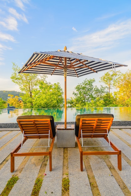 Foto gratuita sedia da piscina per ombrelloni