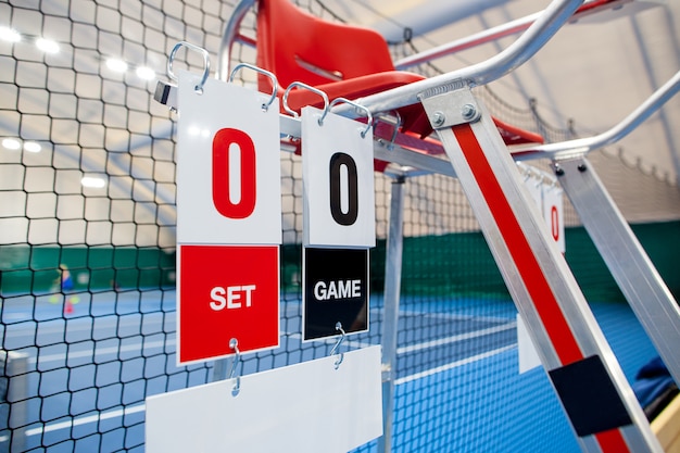 Foto gratuita sedia arbitro con tabellone segnapunti su un campo da tennis prima della partita