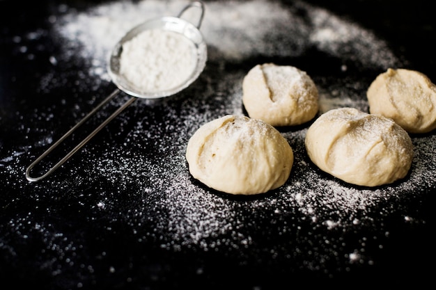 Free photo uncooked homemade floured balls of bread