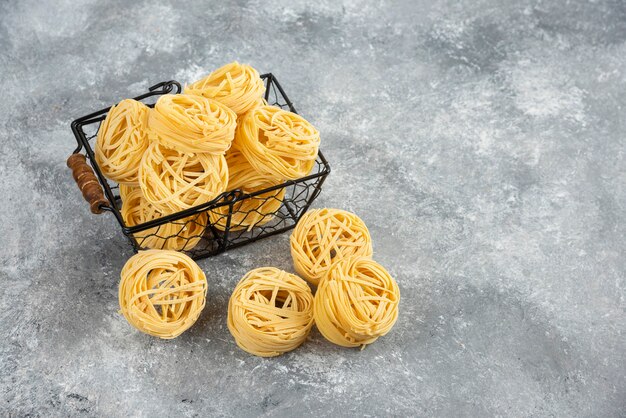 未調理の麺は金属製のトレイに巻かれています。