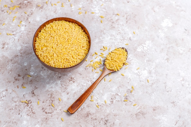 Free photo uncooked risotto in bowl, top view