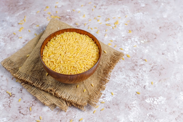 Free photo uncooked risotto in bowl, top view