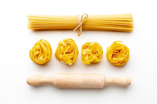 麺棒で調理したスパゲッティとタリアテッレ