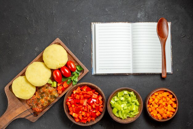 Free photo uncooked vegetables on a brown cutting board