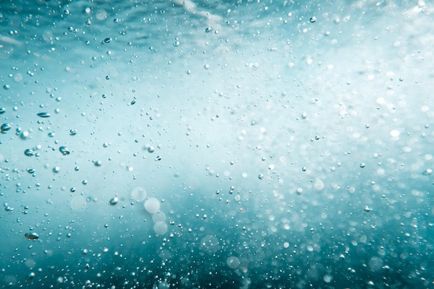 Подводный вид на пузыри в глубоком синем океане крупным планом на водном фоне Premium Фотографии
