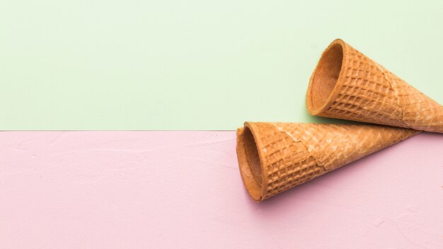 Unfilled crunchy ice cream cones 