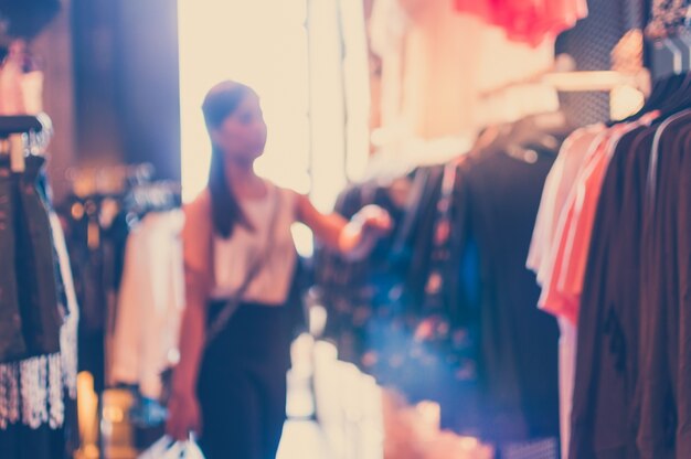 Нецеленаправленных фон с женщиной в магазине одежды