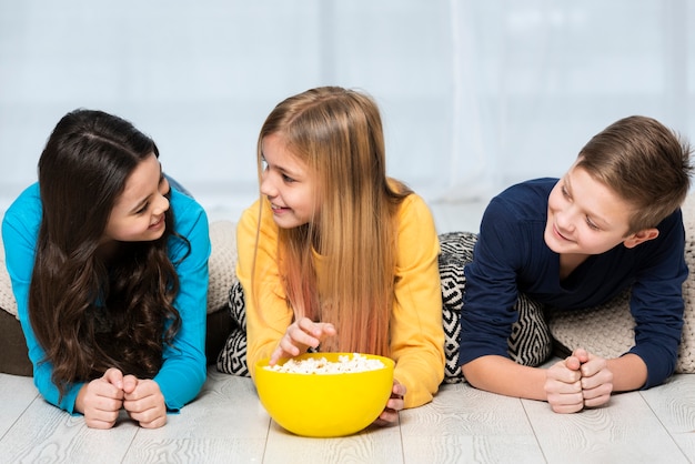 Ung friends eating popcorn at movie