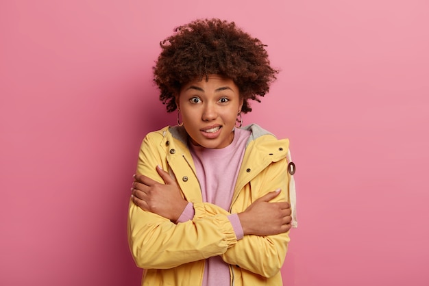 Foto gratuita la donna infelice rabbrividisce e trema, si abbraccia per sentirsi più calda