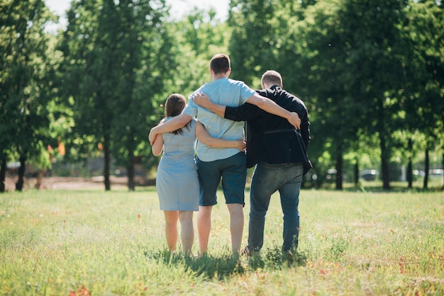 Foto gratuita gente unita che cammina nel verde pakr