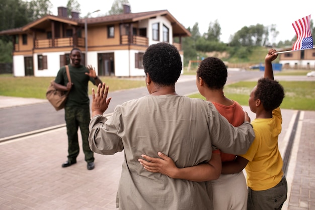 Foto gratuita soldato degli stati uniti in partenza dalla sua famiglia