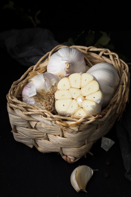 Free photo unpeeled organic garlics in basket