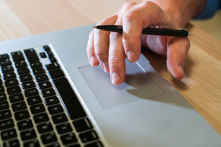 Free Photo unrecognisable business man typing on laptop