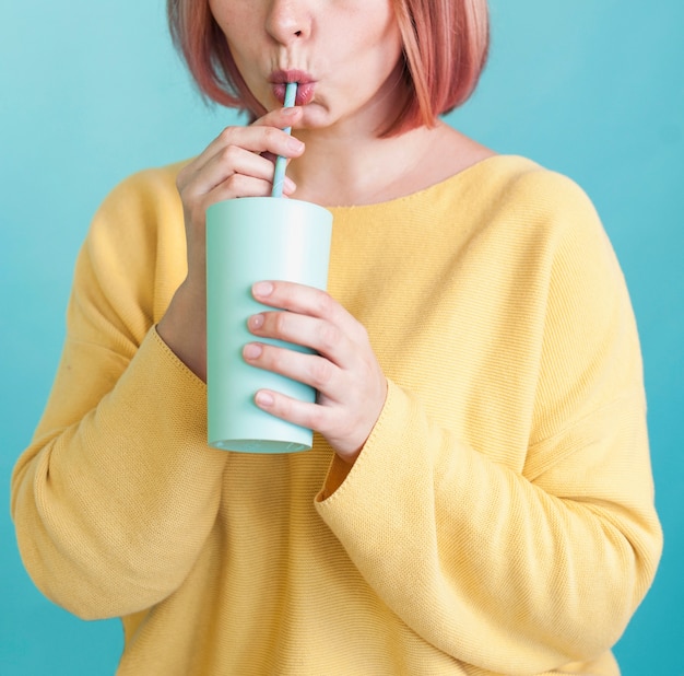 Free photo unrecognisable female sipping drink