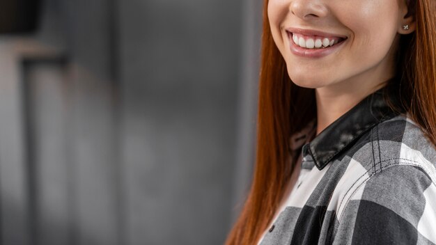 Free photo unrecognisable woman smiling close up